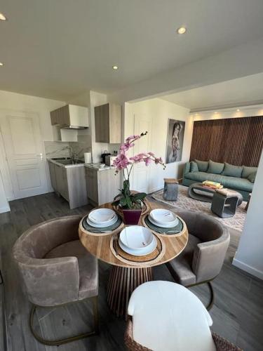 un salon avec une table et un canapé dans l'établissement Magnifique appartement Paris 2 chambres Tour Eiffel, à Paris