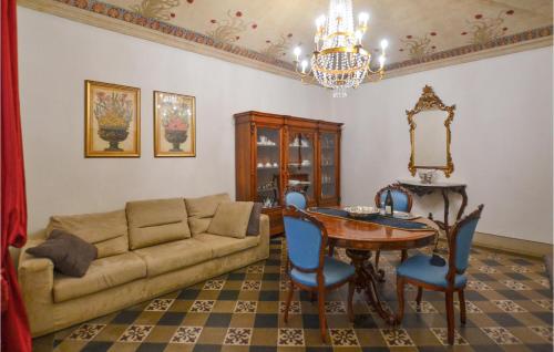 Χώρος καθιστικού στο 2 Bedroom Nice Apartment In Arezzo