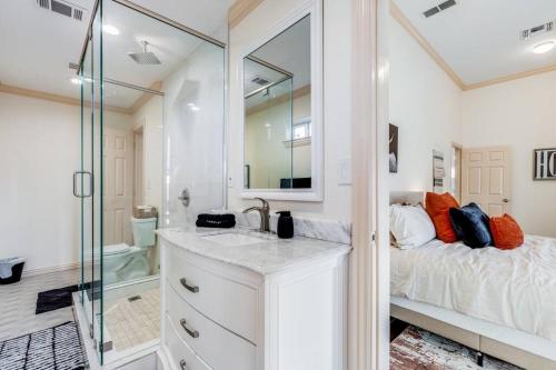 Ένα μπάνιο στο Modern Farm House 2B 2B KING Bed