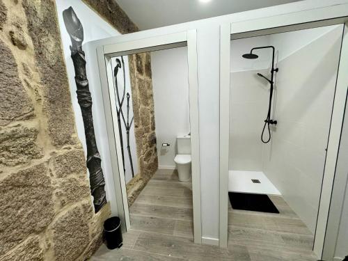 Bilik mandi di Salgueira Rooms