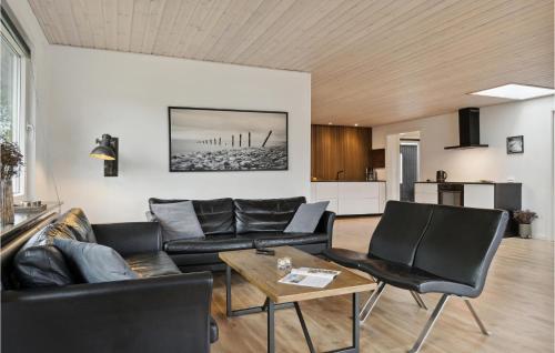 Posezení v ubytování Stunning Home In Ålbæk With Kitchen