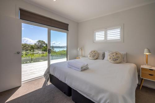 Katil atau katil-katil dalam bilik di Te Whau Bach Apartments - Stay Waiheke