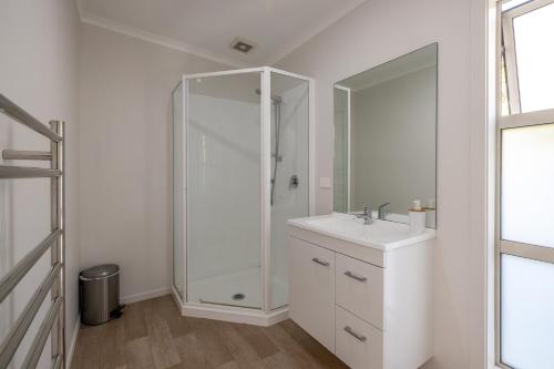 Bilik mandi di Te Whau Bach Apartments - Stay Waiheke