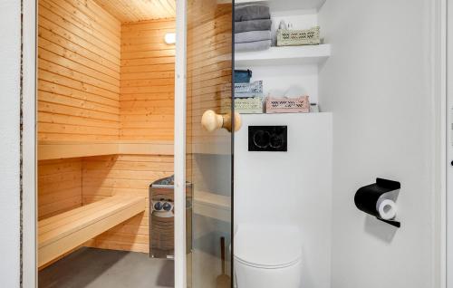 Koupelna v ubytování Stunning Home In Grenaa With Sauna