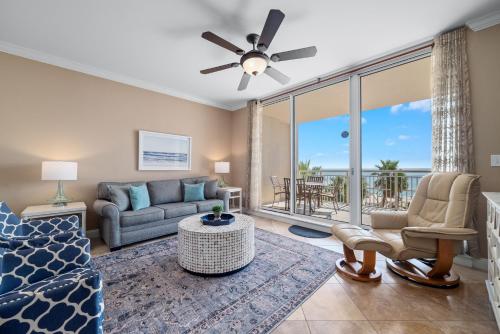 un soggiorno con un divano e un ventilatore a soffitto di Indigo East Unit 403E a Pensacola