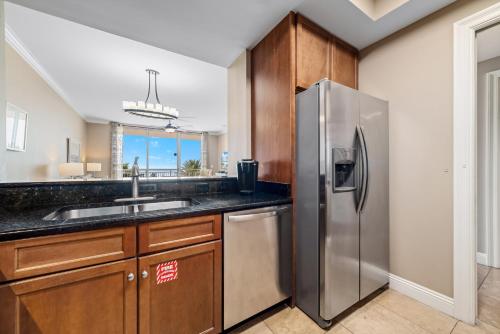 una cucina con frigorifero in acciaio inox e lavello di Indigo East Unit 403E a Pensacola