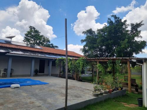 a house with a swimming pool in a yard at Chácara Cantinho dos Sonhos in Chapada dos Guimarães