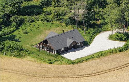 an overhead view of a house with a gravel driveway at Holiday Home Katholm in Ålsrode