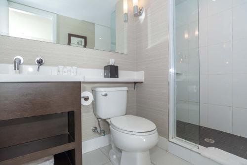 Un baño de Sandman Signature Kamloops Hotel