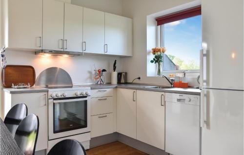 Η κουζίνα ή μικρή κουζίνα στο Cozy Home In Ringkøbing With Wifi