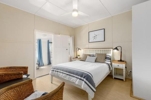una camera da letto con un letto e due sedie di Tuckers Rocks Cottage a Repton