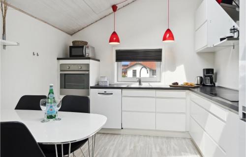 Køkken eller tekøkken på Nice Home In Blokhus With Sauna
