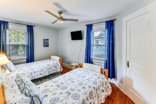 En eller flere senge i et værelse på Cottage with Yard in Dtwn Chincoteague!