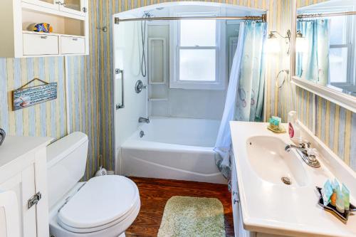 Et badeværelse på Cottage with Yard in Dtwn Chincoteague!