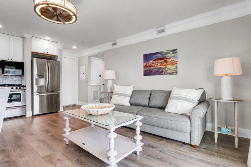 Η κουζίνα ή μικρή κουζίνα στο Sandpeddler Inn and Suites
