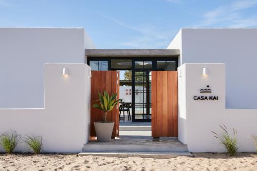 a house on the beach with a wooden door at Casa Kai in José Ignacio