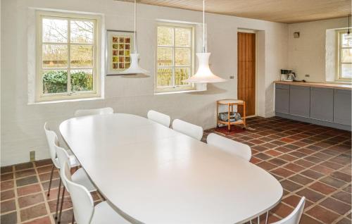 Kuchyň nebo kuchyňský kout v ubytování Holiday Home Toftegårdsvej Ansager I