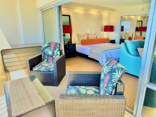 Postel nebo postele na pokoji v ubytování Waikiki Beach Experience! Luxury OceanView Suite!