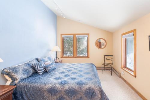 una camera da letto con un letto e due finestre di Centrally Located in Town, This 2 Bed and 2 Bath Manitou is a Must See a Telluride
