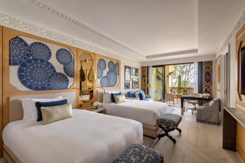 Postel nebo postele na pokoji v ubytování Fairmont Tazi Palace Tangier