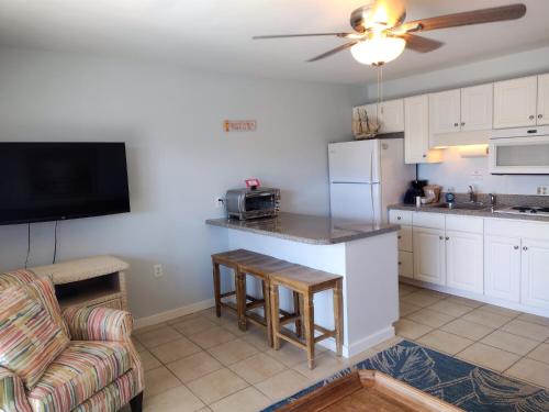 Η κουζίνα ή μικρή κουζίνα στο Sandpeddler Inn and Suites