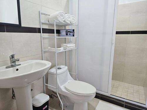 a bathroom with a toilet and a sink at Mono Espacio en Zona Romántica L3 in Puerto Vallarta