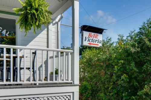 a bar valuation sign on a porch of a house at Chambre 304 de l'hôtel Victoria confortable et moderne in Saint-Pascal
