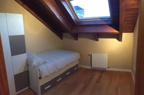 アルカラ・デ・ラ・セルバにあるResidencial Ribes- Massanaの小さなベッドルーム(ベッド1台、窓付)