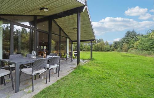 un padiglione con tavolo e sedie sull'erba di Three-Bedroom Holiday Home In Jerup a Jerup