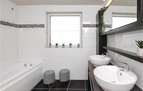 Bilik mandi di 4 Bedroom Awesome Home In Brugge