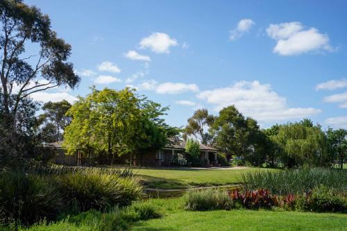 Κήπος έξω από το Charming Garfield Farm Stay 4BR Holiday Villa