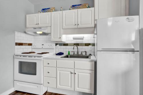 Η κουζίνα ή μικρή κουζίνα στο Sandpeddler Inn and Suites