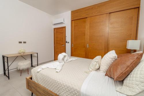 Cama o camas de una habitación en Elegant 2 Bedroom Apartment with Pool