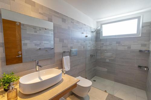 Un baño de Elegant 2 Bedroom Apartment with Pool
