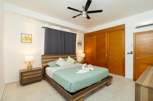 Cama o camas de una habitación en Elegant 2 Bedroom Apartment with Pool