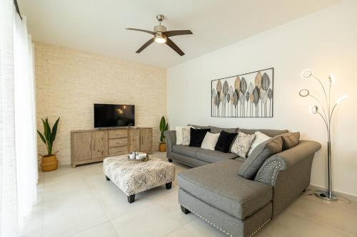 Una televisión o centro de entretenimiento en Elegant 2 Bedroom Apartment with Pool