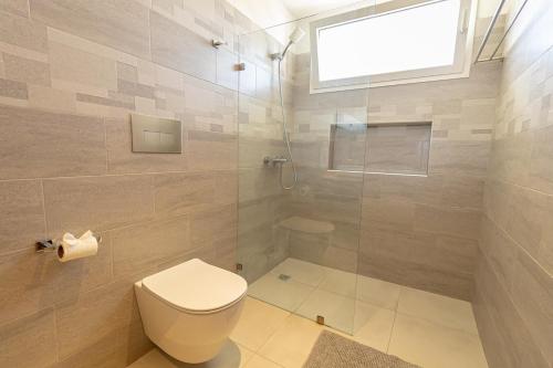 Un baño de Elegant 2 Bedroom Apartment with Pool