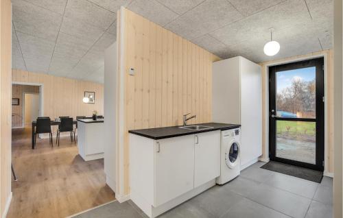 Küche/Küchenzeile in der Unterkunft Nice Home In Grenaa With Sauna