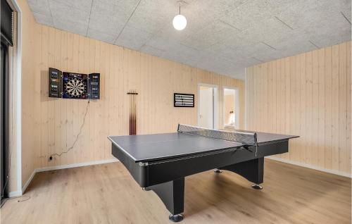Tischtennis in der Unterkunft Nice Home In Grenaa With Sauna oder in der Nähe