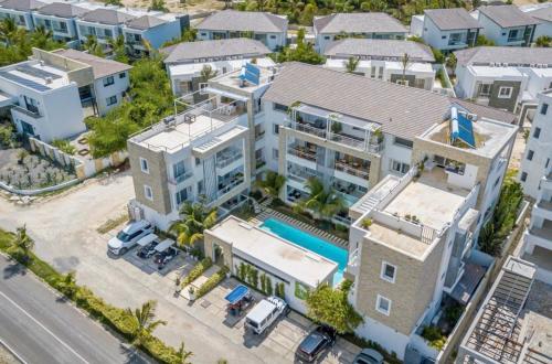 una vista aérea de una casa grande con piscina en Elegant 2 Bedroom Apartment with Pool, en La Laguna