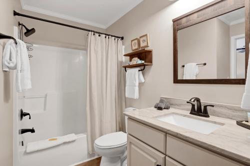 Ένα μπάνιο στο Sandpeddler Inn and Suites