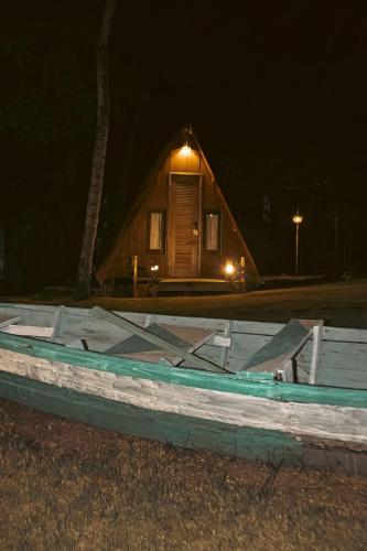 a small wooden cabin at night with a ramp in front at Flow Guest House in Salinópolis