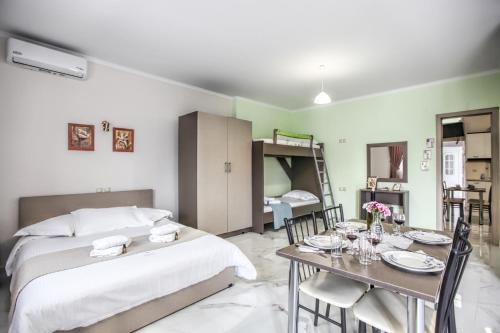 Postel nebo postele na pokoji v ubytování Del Sol #2 Meteora Luxurious Family Suites