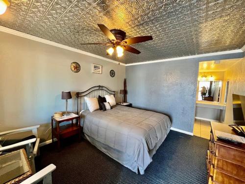 Ένα ή περισσότερα κρεβάτια σε δωμάτιο στο Terrace Park Inn