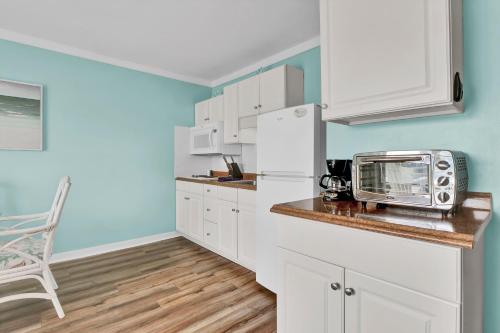 Η κουζίνα ή μικρή κουζίνα στο Sandpeddler Inn and Suites