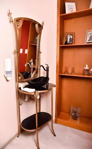 ein Badezimmer mit Waschbecken und Spiegel in der Unterkunft Hotel Boutique Casa Ruth en Cuenca in Cuenca