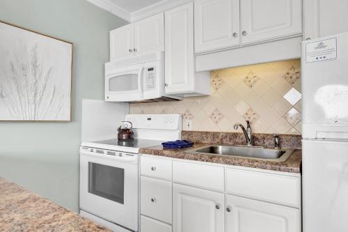Η κουζίνα ή μικρή κουζίνα στο Sandpeddler Inn and Suites