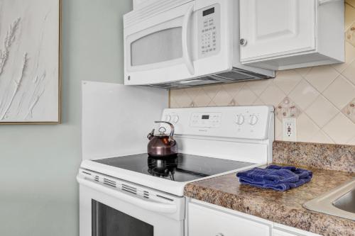 Η κουζίνα ή μικρή κουζίνα στο Sandpeddler Inn and Suites