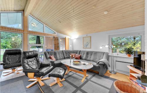 Χώρος καθιστικού στο Four-Bedroom Holiday Home In Ulfborg