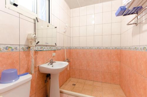 a bathroom with a sink and a toilet at Donglifang B&B in Guanshan